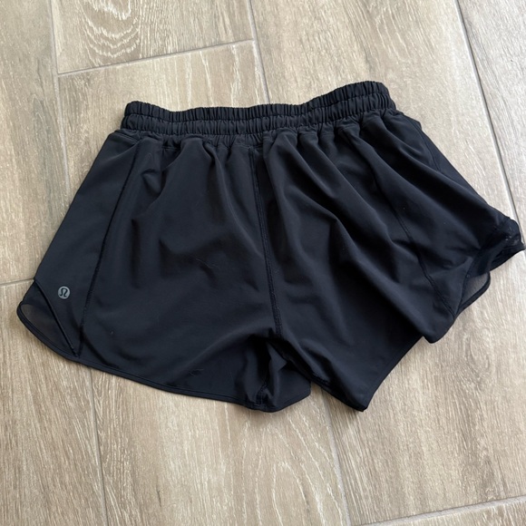 Lululemon Hotty Hots 4 inch size 6 low rise. Only worn 3 times. - Picture 1 of 4